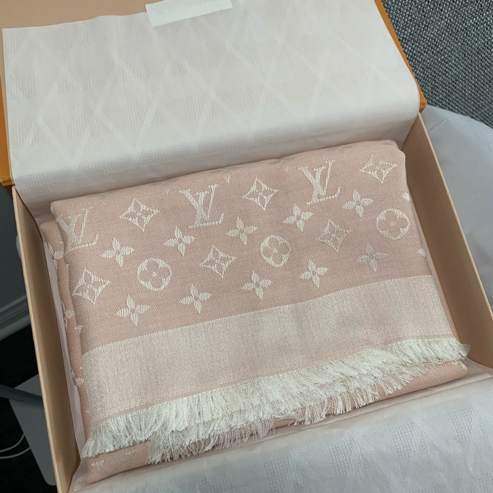 Louis Vuitton- Scarf Pink Monogram - Picture 2 of 8